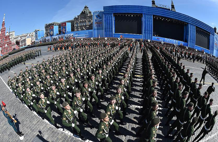 Парадные расчеты сухопутных войск — а в параде примут участие более 16 тыс. военнослужащих — прошли по Красной площади

