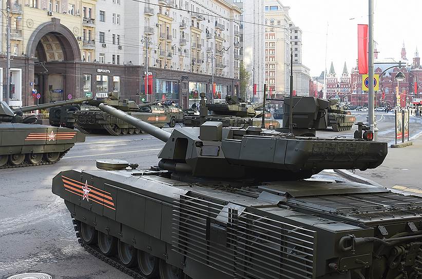 Танк Т-14 «Армата» — самый современный из серийно выпускаемых танков в России. Разрабатывался более 25 лет на базе Уралвагонзавода для замены существующего в вооруженных силах парка Т-72, Т-80 и Т-90