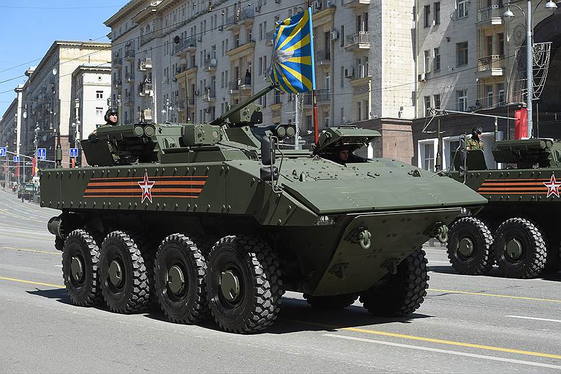В репетиции приняли участие танки Т-14 «Армата», самоходные артиллерийские установки «Коалиция-СВ», стратегические ракетные комплексы «Ярс»