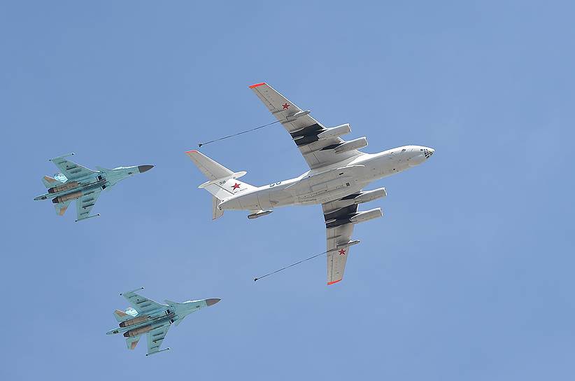 Над Красной площадью пролетели истребители Су-35, учебно-боевые самолеты Як-130, стратегические бомбардировщики Ту-22М3, Ту-95МС и Ту-160
