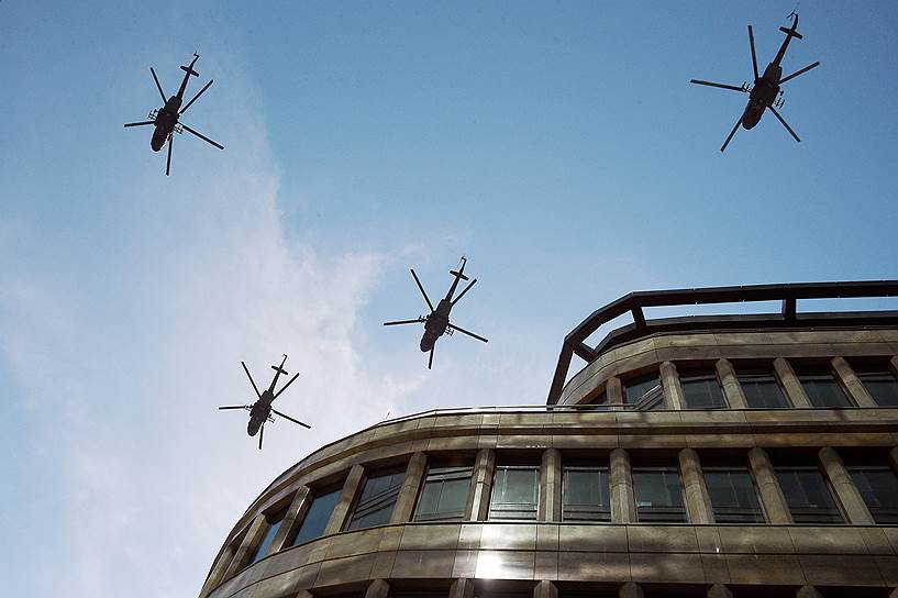 Вертолеты в ходе репетиции появились в небе над центром Москвы в 11:13 мск