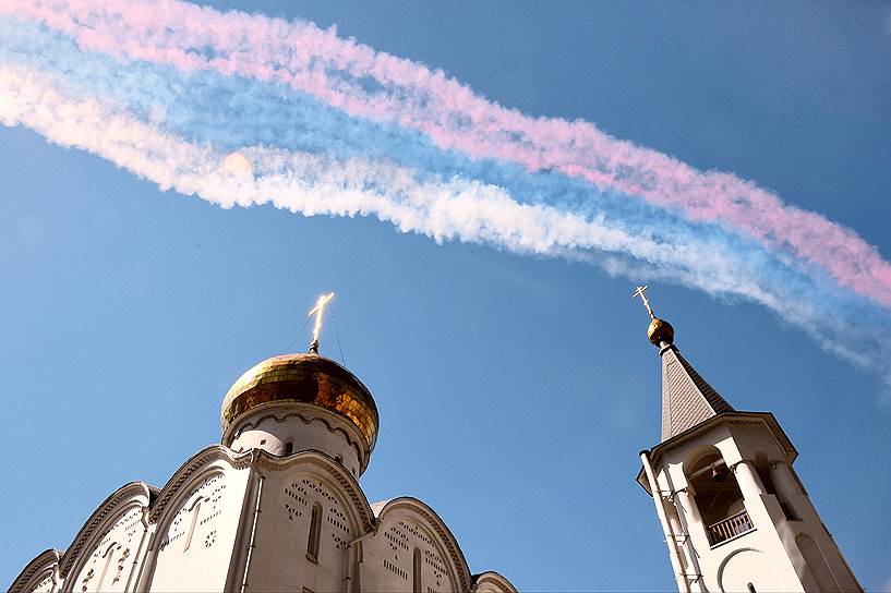 Московское небо раскрасилось в цвета российского триколора — это финальный маневр
