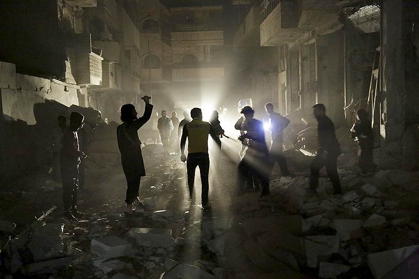 Маарат аль-Нуман, Сирия. Местные жители осматривают здание после воздушной атаки
