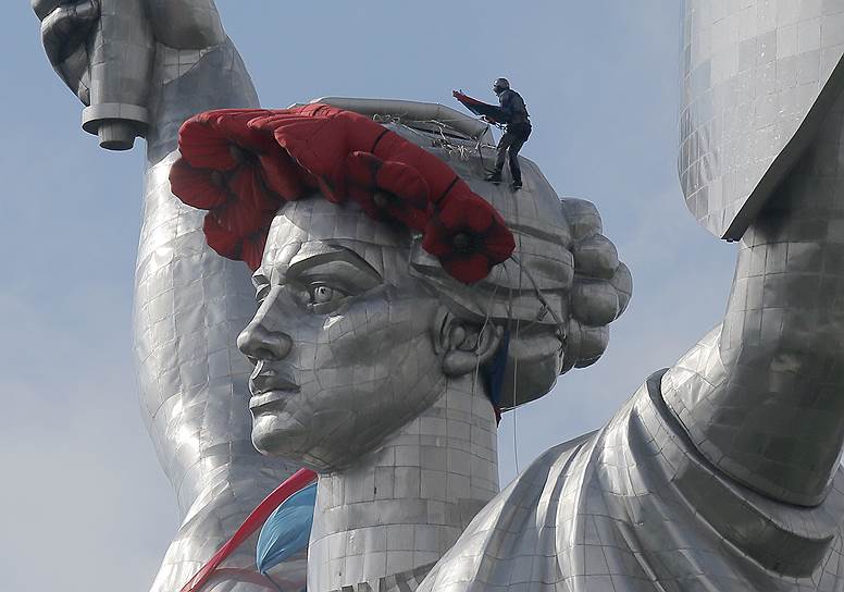 Киев, Украина. Руфер «Мустанг» во время установки венка на монумент «Родина-мать»
