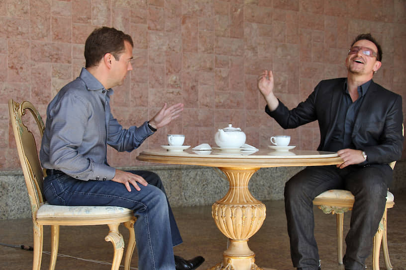 После концерта в Москве лидер U2 встретился в Сочи с тогдашним президентом России Дмитрием Медведевым и обсудил с ним проблемы стран Африки, вопросы нераспространения инфекционных заболеваний, борьбу с бедностью и многое другое
