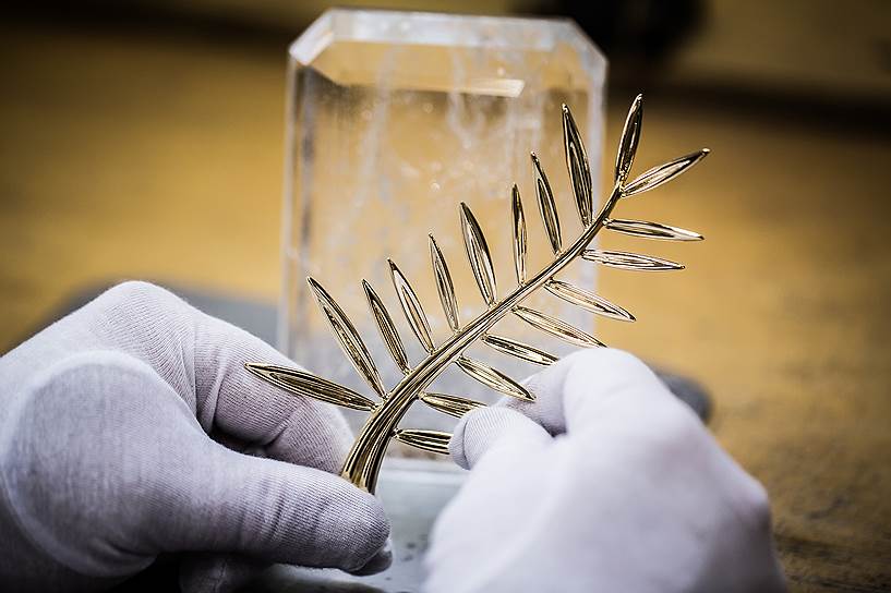 Марк Кут: «Горный хрусталь стал более чем удачным фоном для ветви, вместе они составляют единое целое, где одна часть следует за другой. Сложный, прозрачный, иногда мутный материал, из которого изготовлен кристалл, обладает неповторимой аурой»