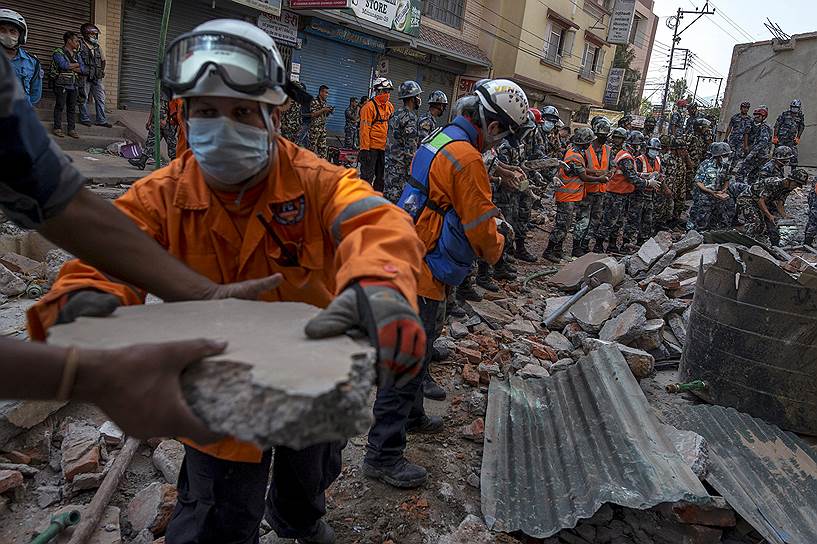 Катманду, Непал. Военнослужащие разбирают завалы в поисках выживших после нового землетрясения
