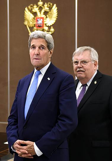Госсекретарь США Джон Керри и посол США в России Джон Теффт (справа) старались встретиться взглядом с президентом России Владимиром Путиным, который еще не вошел