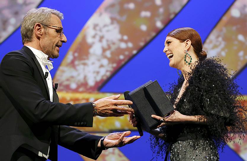 Ведущий Церемонии открытия 68-го Каннского кинофестиваля французский актер Ламбер Вильсон и американская актриса Джулианна Мур