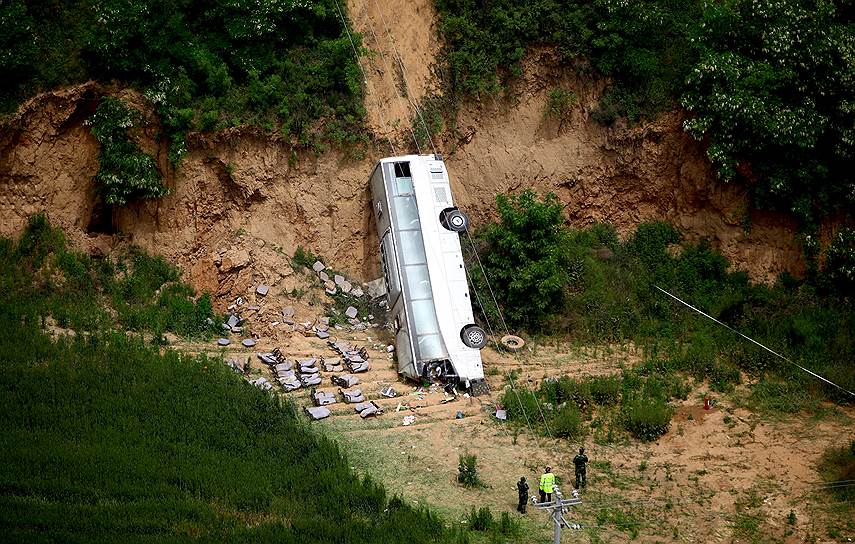 Сяньян, Китай. Автобус, который в результате аварии перевернулся и упал с обрыва. В катастрофе погибли 35 человек, 46 ранены