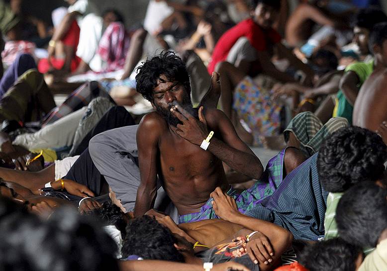 Лангса, Индонезия. Мигрант из Бангладеш отдыхает в приюте для беженцев, которых спасли с лодки, севшей на мель