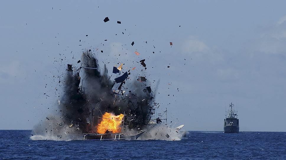 Битунг, Индонезия. Уничтожение одного из 19 иностранных рыболовных судов, задержанных во время нелегального лова в индонезийских водах