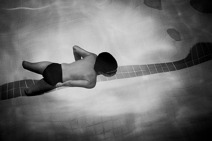 Автор: Адель Пазьяр.  «Как рыбка». 9-летний Реза Пежман, пловец с ограниченными возможностями по рождению, на тренировке при подготовке к национальным соревнованиям по плаванию (г. Карай, Иран)