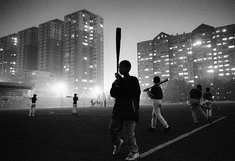 Автор: Гуаньгуань Лю. Юные игроки в бейсбол на ночной тренировке (г. Пекин, Китай) 