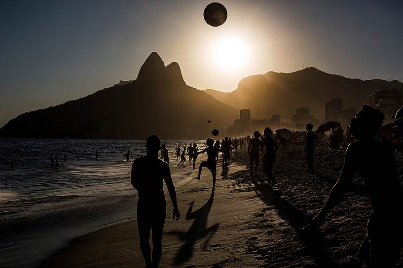 Автор: Даниэль Родригес.  Игроки в пляжный футбол на закате дня (пляж Ипанема, г.Рио-де-Жанейро, Бразилия) 