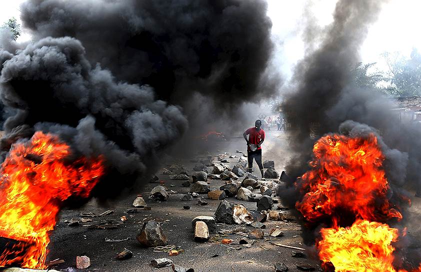 Бужумбура, Бурунди. Горящие баррикады во время протестов против президента страны Пьера Нкурунзизы, решившего баллотироваться на третий срок