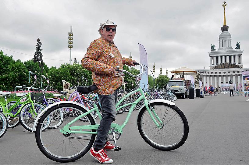 Музыкант Андрей Макаревич посчитал, что именно мятного цвета велосипед особенно хорошо сочетается с оранжевой косовороткой
