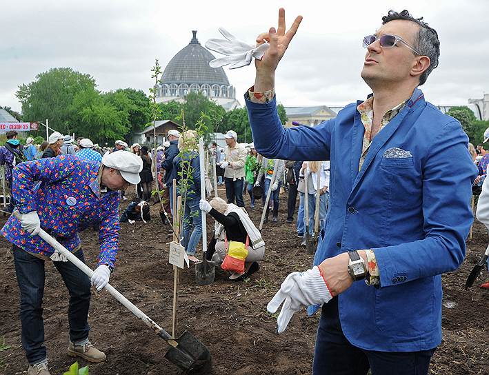Актер Егор Бероев к своему элегантному образу решился добавить только белые садовые перчатки