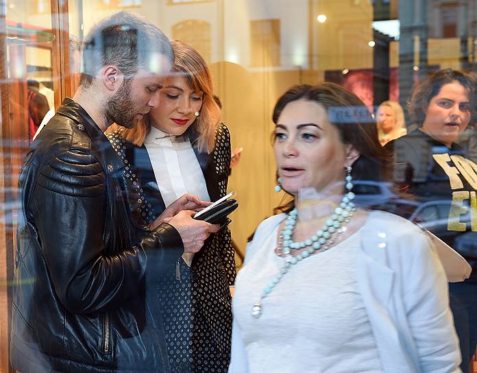 На открытие нового бутика Dolce&amp;Gabbana пришли не только известные фэшн-блогеры Елисей Косцов и Дарья Куниловская (слева), но и предпочитающие оставаться неизвестными клиенты ювелирных бутиков Третьяковского проезда
