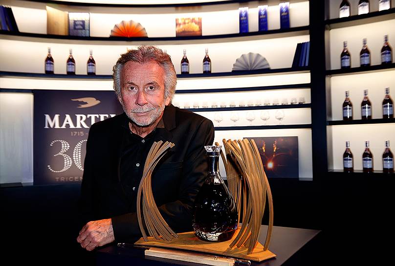 Художник и дизайнер Бернар Венет, разработавший форму бутылки для коллекционного Martell Cognac 