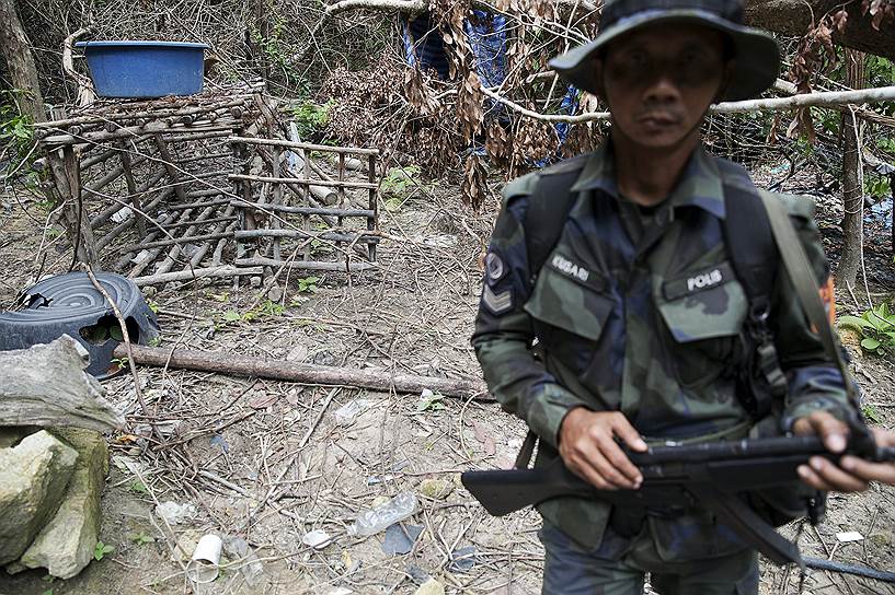 На настоящий момент в братских могилах найдено около 140 тел. Предположительно, это тела мигрантов, переправляемых из Мьянмы и Бангладеш через территорию Таиланда в Малайзию и Индонезию
