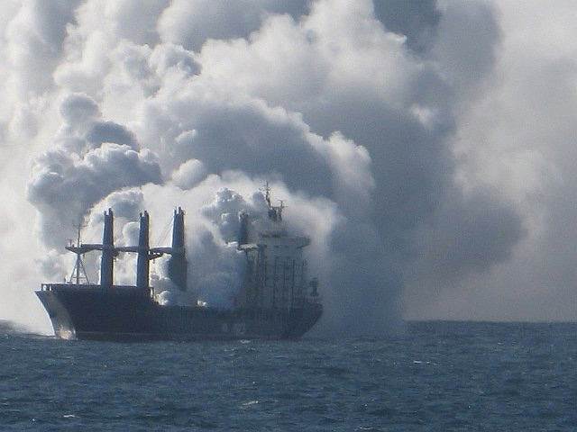 Северное море, Германия. Пожар на грузовом судне Purple Beach, перевозящее минеральные удобрения. Все члены экипажа были эвакуированы, а вокруг горящего судна установлен пятикилометровый радиус безопасности