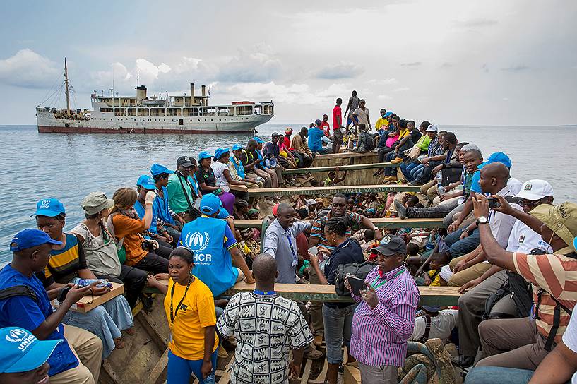 Озеро Таганьика, Танзания. Беженцы из Бурунди плывут к судну MV Liemba, зафрахтованному ООН для помощи бегущим от насилия в родной стране в Танзанию