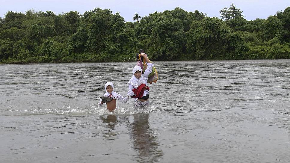 Дети из 46 семей одной из индонезийских деревень ежедневно вынуждены перебираться через бурную реку, чтобы добраться до школы 