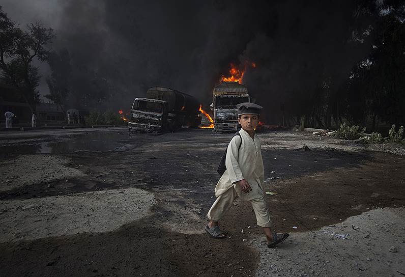 Пакистанский мальчик возвращается из школы в момент нападения боевиков на автоколонну НАТО