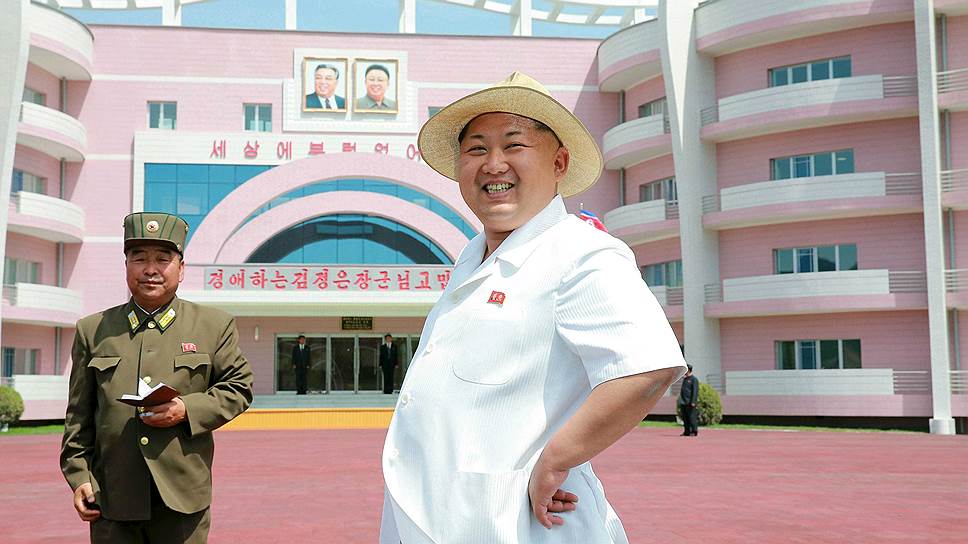 Пхеньян, КНДР. Руководитель страны Ким Чон Ын во время торжественного открытия детского дома 