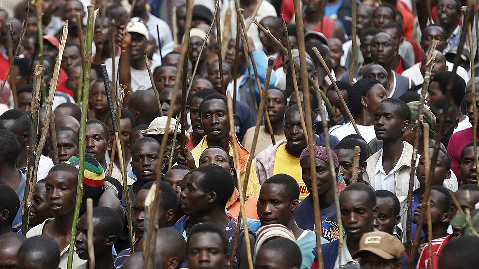 Иженда, Бурунди. Марш протестующих против решения президента страны идти на третий срок
