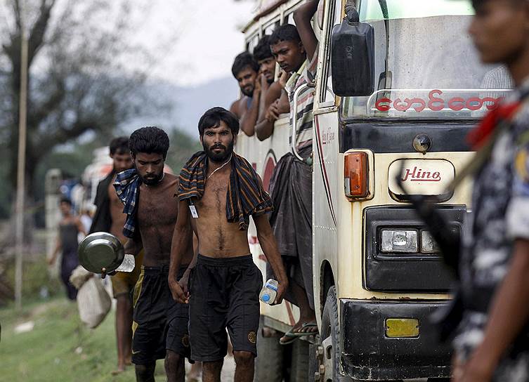 Маунгдау, Мьянма. Мигранты, которые была задержаны на прошлой неделе ВМС Мьянмы