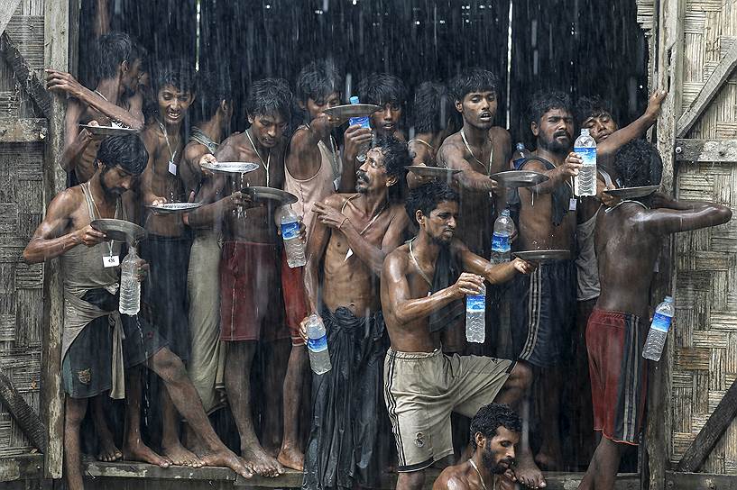 Штат Ракхайн, Мьянма. Беженцы собирают дождевую воду во временном лагере 