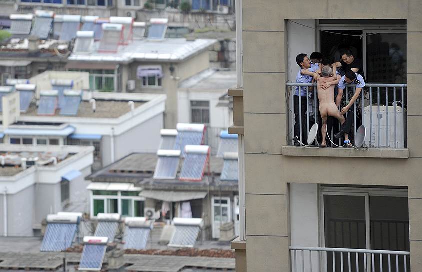 Провинция Аньхой, Китай. Полицейские пытаются предотвратить попытку суицида