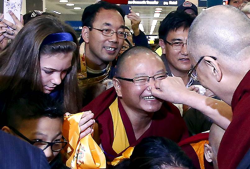 Сидней, Австралия. Духовный лидер тибетских буддистов Далай-лама в аэропорту столицы Австралии, куда он прибыл с 12-дневным визитом