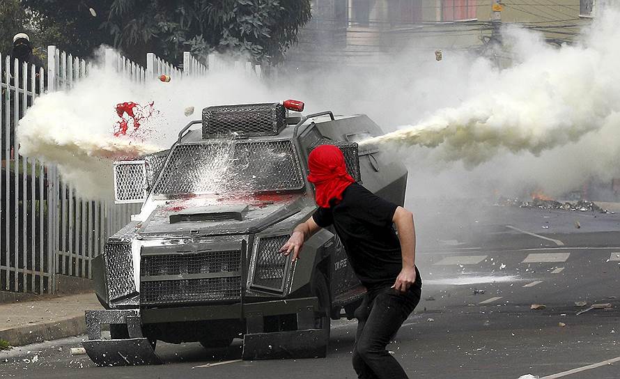 Вальпараисо, Чили. Антиправительственные протесты против ряда реформ в системе образования переросли в столкновения с полицией