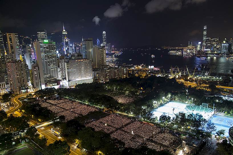 Гонконг, Китай. Десятки тысяч человек собрались в парке Виктория, чтобы отметить 26 годовщину трагедии на площади Тяньаньмэнь