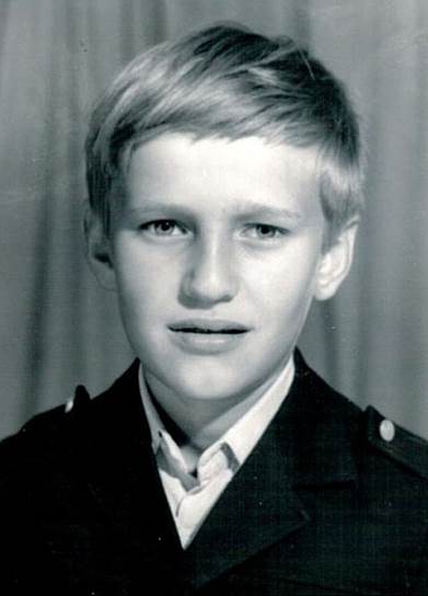 Алексей Навальный родился 4 июня 1976 года в деревне Бутынь Одинцовского района Московской области в семье военного. В 1998 году окончил юридический факультет Российского университета дружбы народов, в 2001 году — факультет «Финансы и кредит» Финансовой академии при правительстве (специализация «ценные бумаги и биржевое дело»). В 2000 году Алексей Навальный вступил в партию «Яблоко», но был исключен из нее в 2007 году