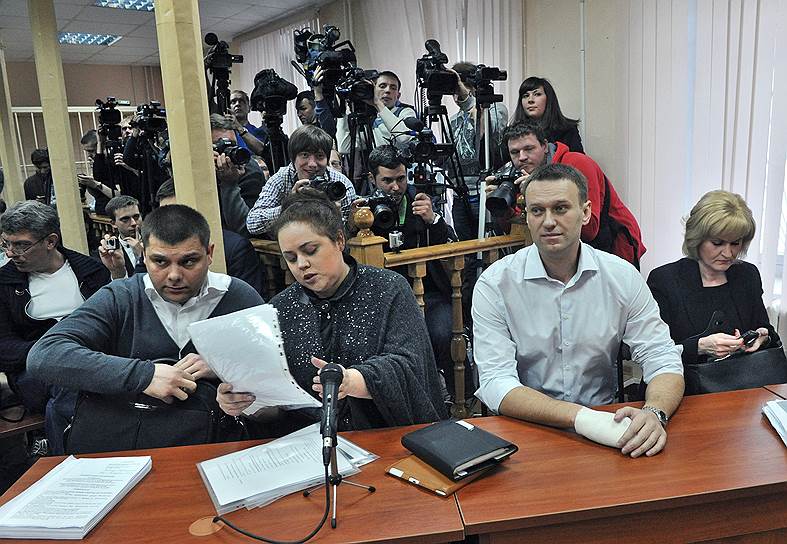 10 мая 2011 года Следственный комитет объявил о возбуждении уголовного дела в отношении Алексея Навального по ст. 165 УК (причинение имущественного ущерба путем обмана или злоупотребления доверием). По версии следствия, обвиняемый убедил директора ГУП «Кировлес» Вячеслава Опалева заключить невыгодный контракт и тем самым нанес ущерб предприятию в размере 1,3 млн руб. 18 июля 2013 года Ленинский районный суд Кирова по итогам рассмотрения дела признал Навального виновным и приговорил к пяти годам лишения свободы
