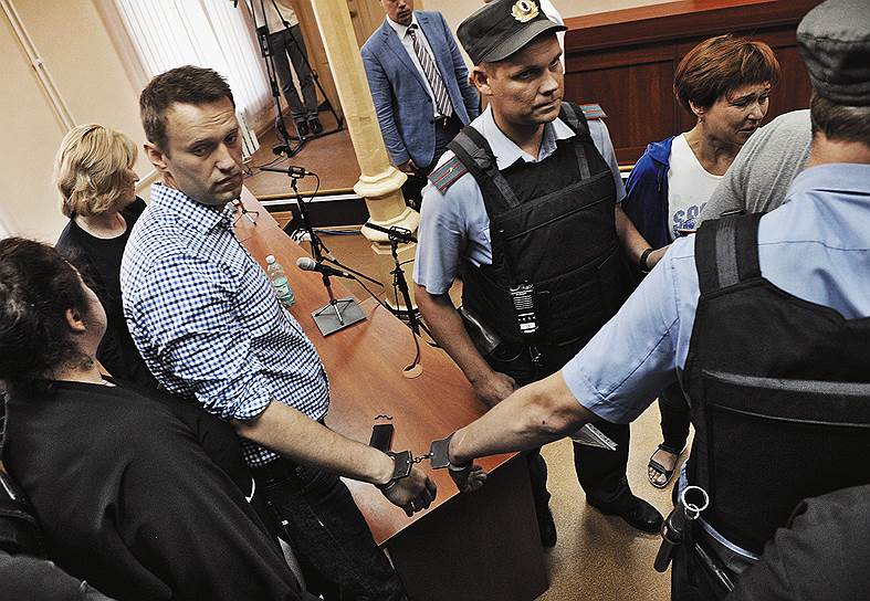 16 октября 2013 года Кировский областной суд изменил приговор фигурантам дела «Кировлеса» Алексею Навальному и Петру Офицерову, заменив реальный срок наказания на условный. По решению суда первой инстанции они были приговорены к пяти и четырем годам колонии соответственно. Решение назначить подсудимым штраф в 500 тыс. руб. суд оставил в силе