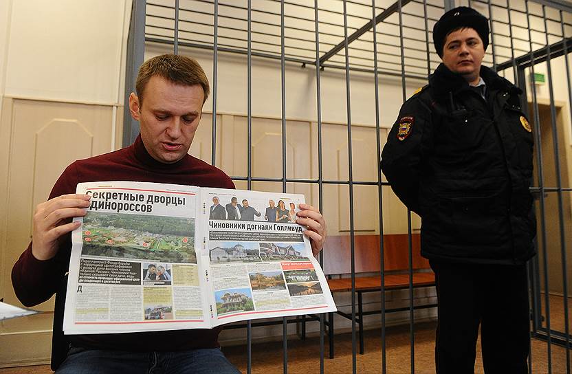 29 октября 2013 года СК РФ предъявил братьям Навальным обвинение по делу о хищении более 26 млн руб. у компании «Ив Роше». 12 ноября Басманный суд наложил арест на счета и имущество братьев по ходатайству следствия. 23 января 2014 года Алексей Навальный был вызван на допрос по делу о хищении денежных средств у партии «Союз правых сил» (СПС) в размере 100 млн руб.