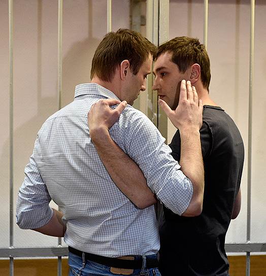 19 декабря 2014 года обвинение по делу «Ив Роше» попросило приговорить Алексея и Олега Навальных к 9 и 8 годам заключения соответственно. Братья были признаны виновными. Алексей Навальный приговорен к 3,5 годам условно и штрафу 4,8 млн руб., Олег Навальный приговорен к 3,5 годам колонии общего режима и штрафу 500 тыс. руб.
