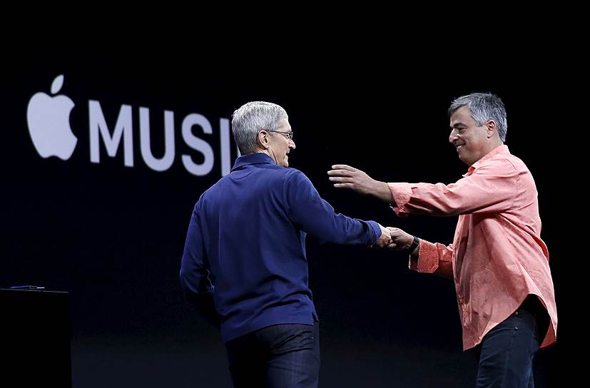 Генеральный директор Apple Тим Кук и старший вице-президент компании Apple по программному обеспечению Эдди Кью