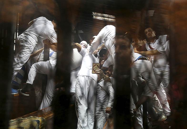 Каир, Египет. Обвиняемые в убийствах во время футбольных беспорядков в 2012 году во время вынесения приговора. Суд приговорил 11 человек к смертной казни, еще 15 человек приговорены к заключению на срок от пяти до пятнадцати лет