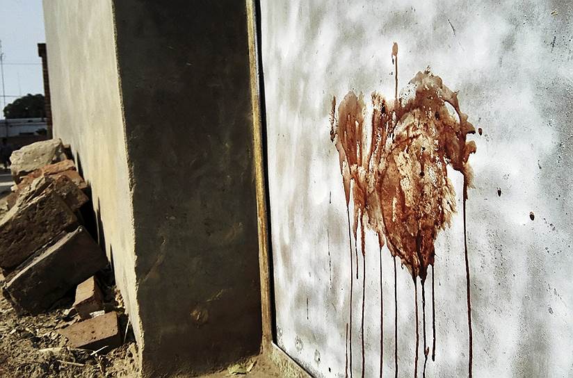 Сунин, провинция Хэбэй, Китай. Следы крови, оставшиеся после перестрелки полиции с фермером, застрелившем из охотничьей двустволки четверых человек, в том числе двоих полицейских