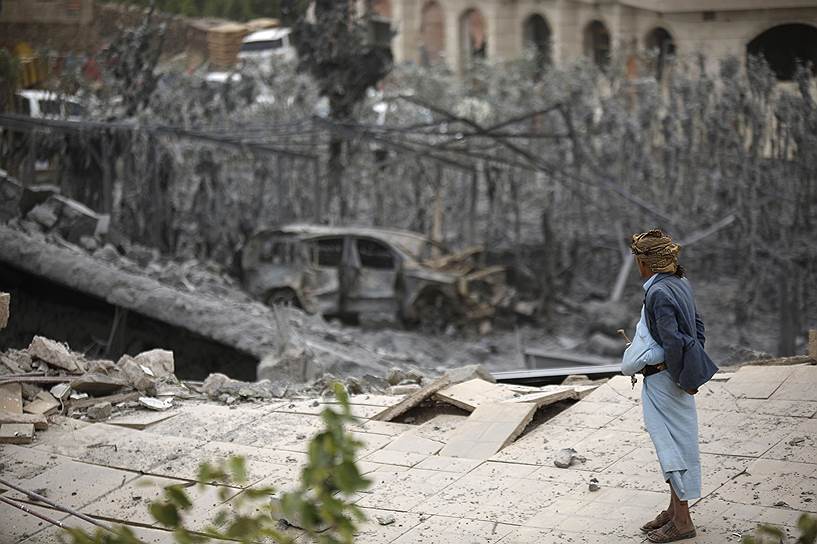 Сана, Йемен. Мужчина на крыше дома, разрушенного во время саудовского авиаудара