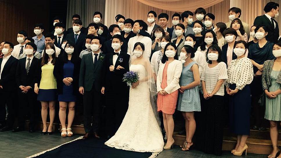 Южная Корея. Фотография свадебной церемонии во время эпидемии вируса ближневосточного респираторного синдрома (MERS), обошедшая южнокорейские социальные сети, стала символом страха перед болезнью, от которой пока нет вакцины и лекарства