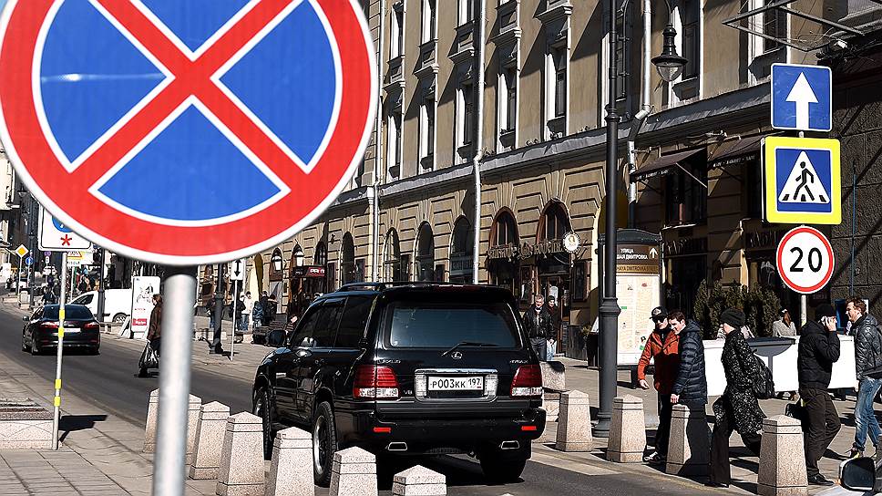 В Москве разрешат ночную парковку под запрещающим знаками