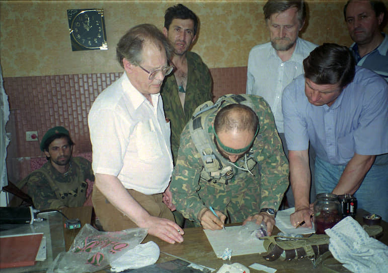 Итогом переговоров стало подписание моратория на боевые действия. 20 июня боевики прибыли в село Зандак в Чечне, где отпустили заложников и скрылись. В результате теракта погибли 129 человек, в том числе 18 милиционеров, 17 военнослужащих, 317 человек были ранены. Ущерб от действий боевиков составил 95 млрд неденоминированных рублей (около $20 млн)