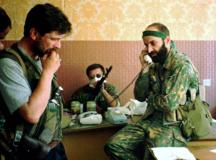 В этот же день в Грозном начались переговоры между представителями России и непризнанной Чеченской Республики Ичкерия
